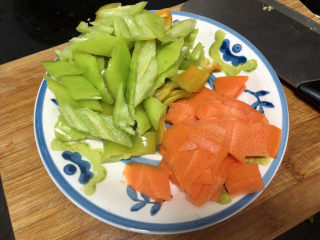 7、青椒炒腐竹➕岂有黄鹂历翠微,青椒切菱形片，胡萝卜切薄片