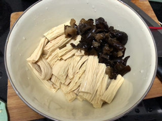 8、青椒炒腐竹➕岂有黄鹂历翠微,腐竹切段，木耳撕成小朵