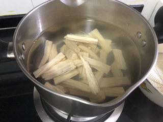 11、青椒炒腐竹➕岂有黄鹂历翠微,水开，下腐竹焯水，煮半分钟