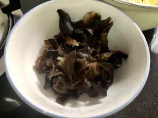 10、青椒炒腐竹➕岂有黄鹂历翠微,捞出过凉水备用