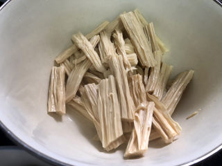 12、青椒炒腐竹➕岂有黄鹂历翠微,捞出过凉水备用