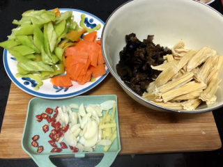 13、青椒炒腐竹➕岂有黄鹂历翠微,全部食材准备好