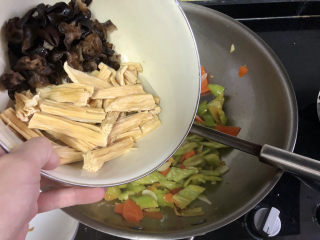 17、青椒炒腐竹➕岂有黄鹂历翠微,转中大火，加入腐竹木耳翻炒半分钟