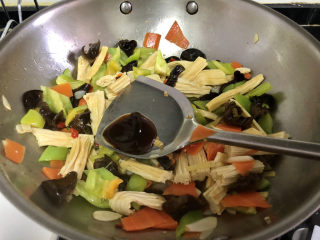 18、青椒炒腐竹➕岂有黄鹂历翠微,调味：一汤匙蚝油