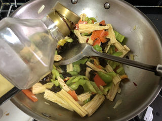 19、青椒炒腐竹➕岂有黄鹂历翠微,一汤匙生抽，中大火翻炒半分钟