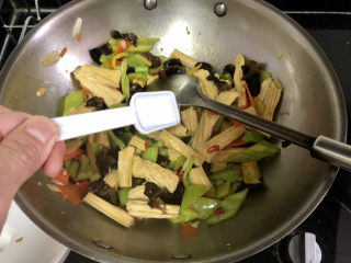 20、青椒炒腐竹➕岂有黄鹂历翠微,尝下咸淡，根据个人口味添加少许盐翻炒定味，即可出锅