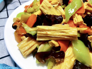 23、青椒炒腐竹➕岂有黄鹂历翠微,这道青椒炒腐竹，做法简单，咸鲜味美，营养丰富，喜欢的小伙伴们快来试试吧????