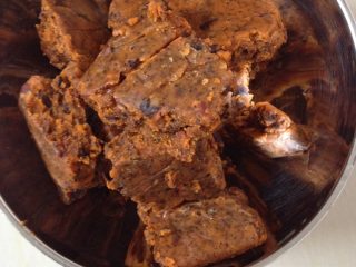 1、自制四川麻辣火锅,火锅料掰碎