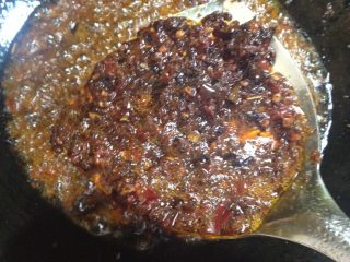 3、自制四川麻辣火锅,热锅倒油，放入四勺豆瓣翻炒，然后放入火锅料翻炒到火锅料融化出油