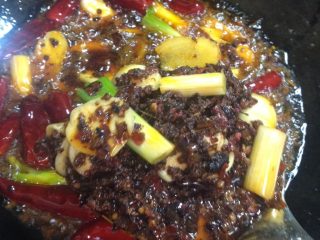 4、自制四川麻辣火锅,加入葱姜蒜，干辣椒，花椒粒翻炒