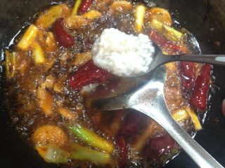 5、自制四川麻辣火锅,翻炒出香味后，放入两勺醪糟继续小火翻炒