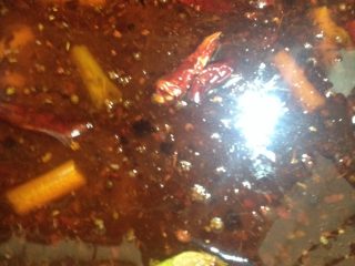 6、自制四川麻辣火锅,加入适量的水，大火烧开，放入盐，鸡精，花椒粉调味关小火慢熬半小时即可