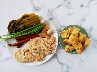 1、酸菜油豆腐烧肥肠,准备材料如图。