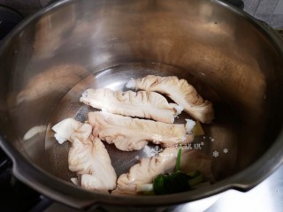 2、酸菜油豆腐烧肥肠,先将肥肠洗净放入高压锅，加入适量清水和小葱生姜压20分钟后捞出。