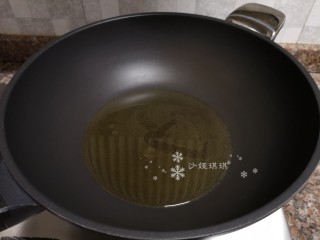 5、酸菜油豆腐烧肥肠,热锅倒油烧至八成热。