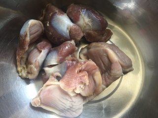 1、辣炒鸡胗,准备鸡胗6个