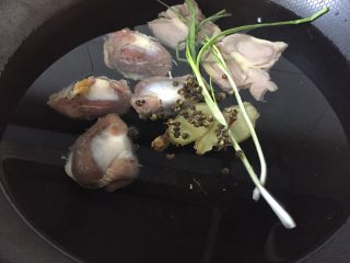 2、辣炒鸡胗,加入清水中，加入适量的盐，料酒，花椒，葱，生姜