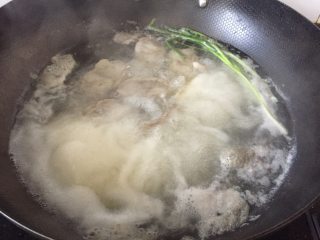 3、辣炒鸡胗,煮30分钟捞出沥干