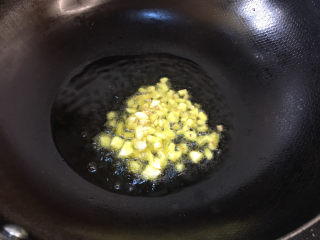 7、辣炒鸡胗,锅里放入适量的油