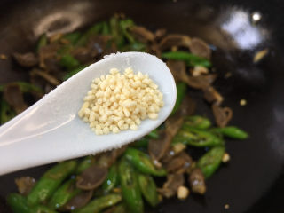 13、辣炒鸡胗,加入少许的鸡精