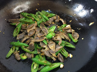 14、辣炒鸡胗,翻炒至青椒稍微发软就可关火