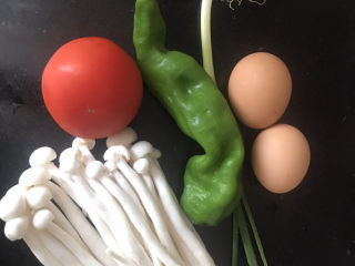 1、白玉菇炒鸡蛋,准备好食材