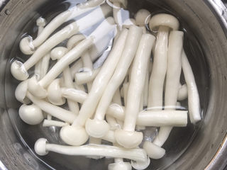 2、白玉菇炒鸡蛋,白玉菇洗干净泡十几分钟去除腥味