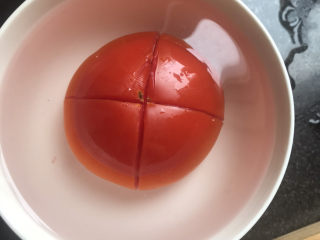 3、白玉菇炒鸡蛋,西红柿划十字花刀用开水烫一下