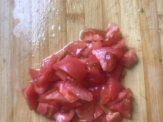 5、白玉菇炒鸡蛋,再切成小块备用