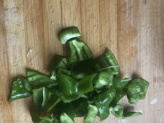 6、白玉菇炒鸡蛋,青椒切块备用