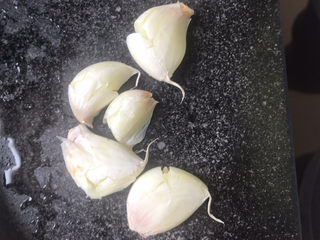 7、白玉菇炒鸡蛋,大蒜瓣直接用刀拍碎