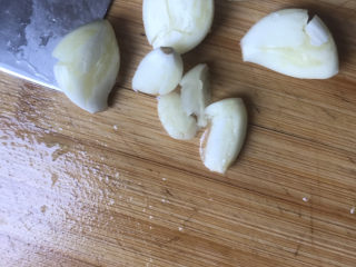 8、白玉菇炒鸡蛋,再剥皮，这样容易剥皮些