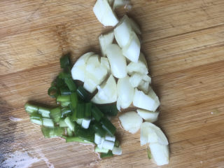 9、白玉菇炒鸡蛋,稍微再切一下，葱也切成小粒