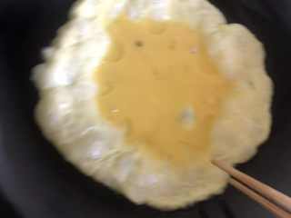 12、白玉菇炒鸡蛋,油热倒入鸡蛋液