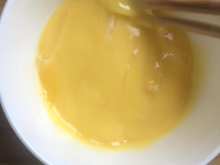 10、白玉菇炒鸡蛋,两个鸡蛋在碗中打散