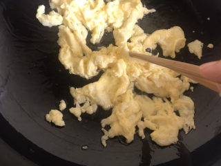 13、白玉菇炒鸡蛋,待鸡蛋底部凝结用筷子翻动，来回翻炒几下，鸡蛋就熟了，盛出备用