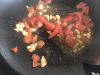 14、白玉菇炒鸡蛋,锅里留底油，下大蒜和葱爆香，再放入西红柿翻炒出红油