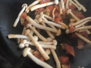 15、白玉菇炒鸡蛋,然后倒入白玉菇继续翻炒片刻