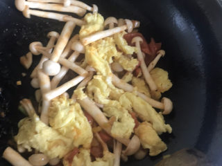 16、白玉菇炒鸡蛋,倒入鸡蛋炒匀