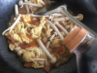 17、白玉菇炒鸡蛋,加入生抽提鲜，继续翻炒