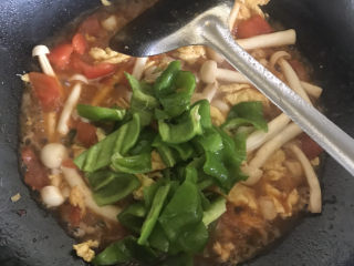 18、白玉菇炒鸡蛋,再放入青椒，淋少许水入味，再翻炒均匀