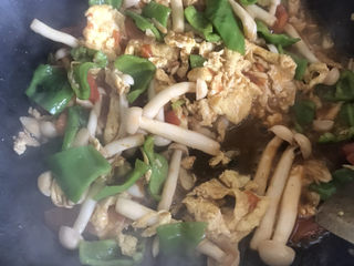 19、白玉菇炒鸡蛋,炒至青椒断生即可出锅了