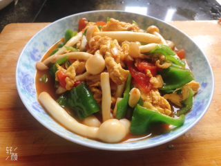 20、白玉菇炒鸡蛋,成品图，脆嫩爽口的白玉菇，鲜香无比的鸡蛋，酸爽的西红柿，完美！！！