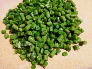 2、豇豆炒鸡蛋,将豇豆洗净切成小颗粒。