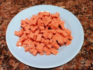 4、豇豆炒鸡蛋,将火腿肠切小颗粒备用。