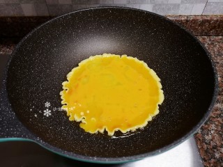 7、豇豆炒鸡蛋,倒入蛋液定型后翻炒片刻，翻炒过程用铲子将鸡蛋切碎。