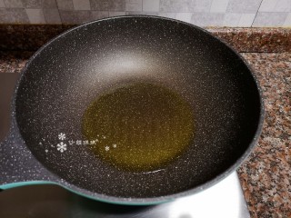 9、豇豆炒鸡蛋,热锅再倒油烧至八成热。