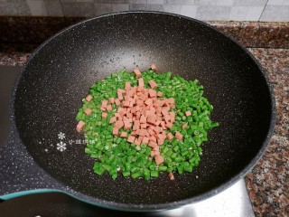 11、豇豆炒鸡蛋,放入火腿肠翻炒片刻。
