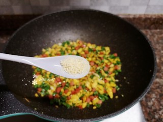 14、豇豆炒鸡蛋,最后放入适量鸡精翻炒均匀即可出锅。