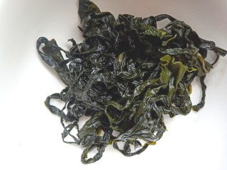 2、凉拌海藻菜,取120克